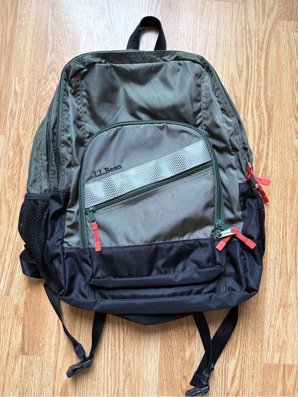 LL bean deluxe iv backpack reflective 1 zip pull detached but has 2nd, it closes